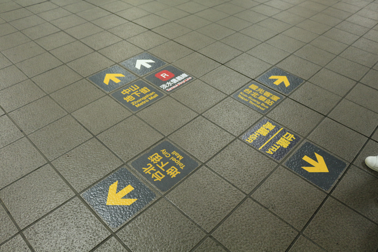水越設計, 都市酵母, 台北車站, 指標, signage, AGUA Design, City Yeast, 台北市觀光傳播局, 方向